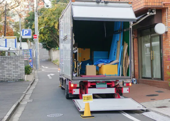 荷台を開けているトラックの写真