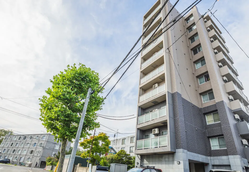 空とアパートの写真