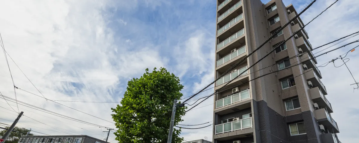 空とアパートの写真